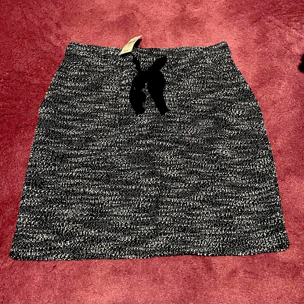 Elastic waist Loft tweed skirt size small.
